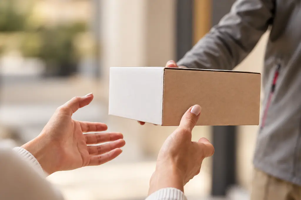 Ein Paket wird persönlich übergeben