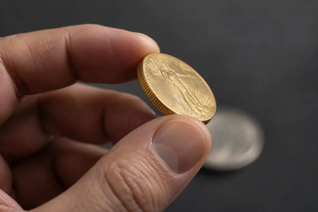 Goldmünze wird in Nahaufnahme betrachtet